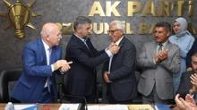 CHP'den istifa edip AK Parti'ye ge�ti