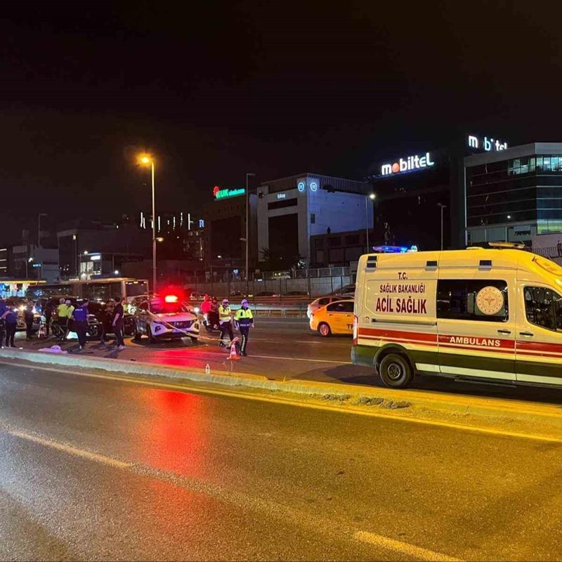 Bak�rk�y'de feci kaza: Motosikletle dire�e dald�, 2 ki�i hayat�n� kaybetti
