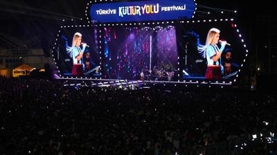 Trabzon K�lt�r Yolu Festivali'nde Demet Akal�n bordo-mavi k�yafetiyle sahneyi sallad�