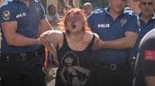 Kendini kilitledi�i evi yakmaya �al��t�! Cinnet ge�iren kad�n deh�et sa�t�