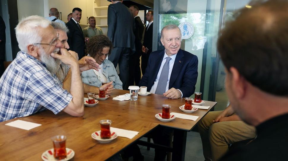 Başkan Erdoğan'dan sürpriz ziyaret: Vatandaşlarla çay eşliğinde sohbet etti