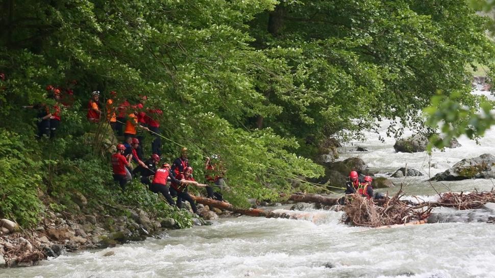 Fırtına Deresi'nde AFAD botu kayaya çarparak devrildi: 1 personel hayatını kaybetti