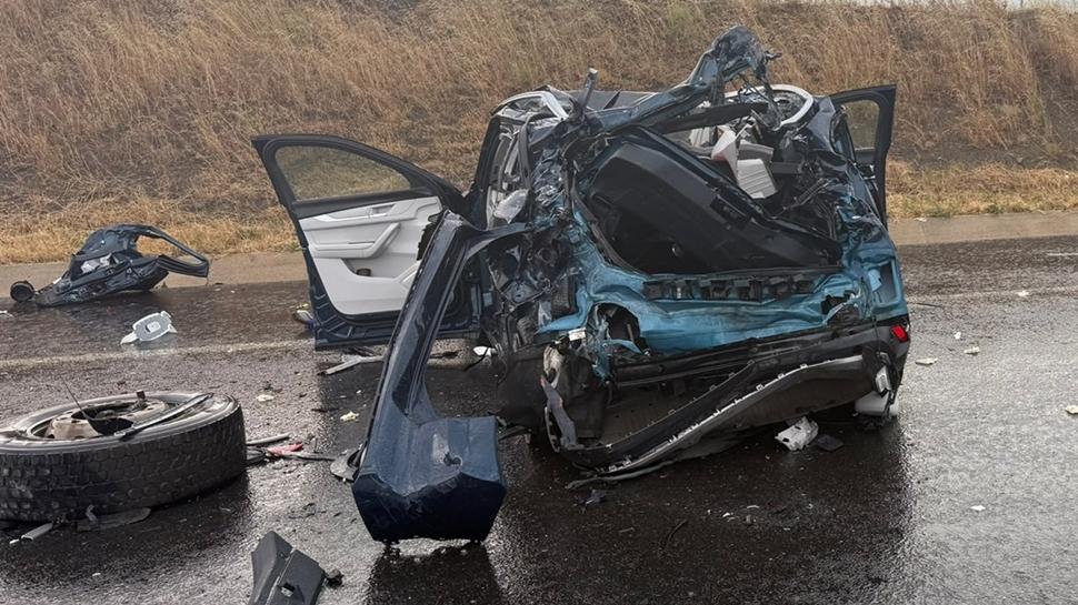 Otoyolda feci son: Tankere çarpan otomobilde ölü ve yaralılar var