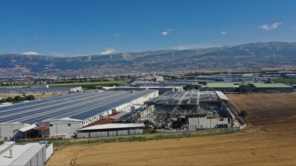 Fabrikadaki yangının hasarı gün ağarınca ortaya çıktı
