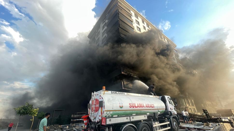 Şanlıurfa'da can pazarı: İş yerinde çıkan yangın apartmanı yuttu