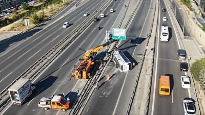 �stanbul'da midib�s devrildi: 12 yaral�