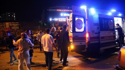 Ortalık savaş alanına döndü! Yaralıya koşanlara otomobil çarptı: 1'i ağır 6 yaralı
