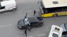 �ETT otob�s�yle �arp��t�: Sinir krizi ge�irdi