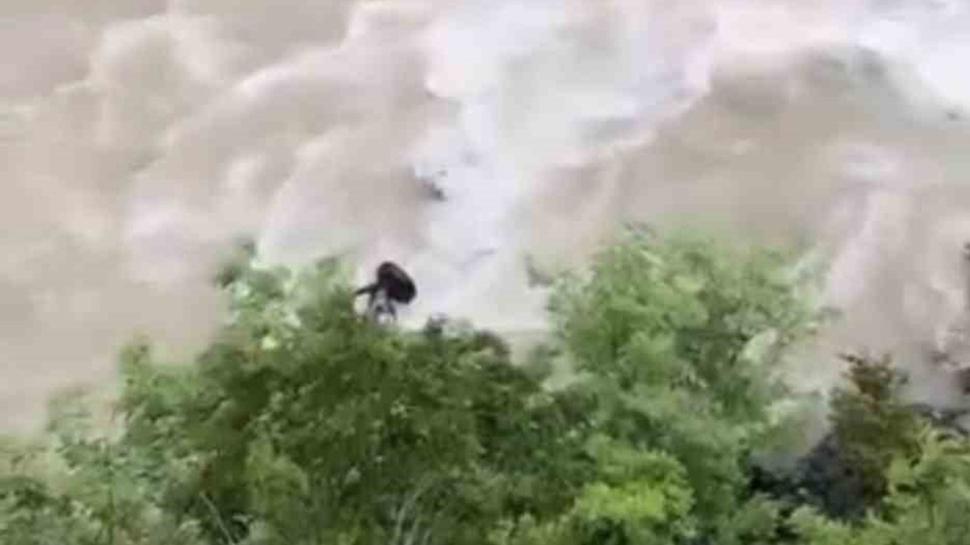 Artvin'de kahreden kaza! Nehre uçan araçta baba ve oğul aranıyor