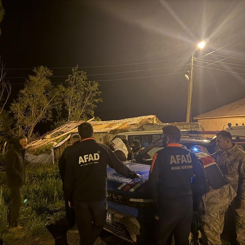 Hakkari'de yaylada mahsur kalan 8 ki�i kurtar�ld�