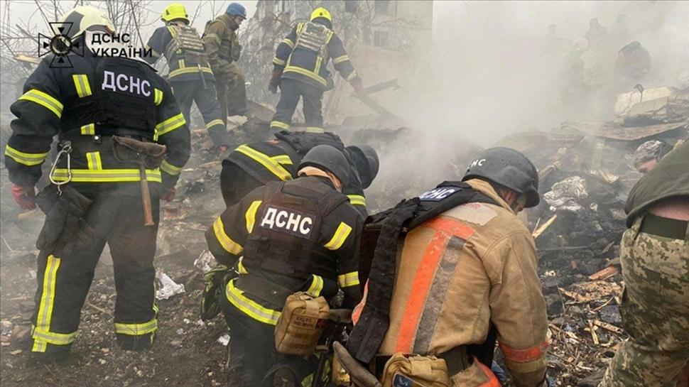 Karadan, denizden, havadan bombardıman! Rusya Ukrayna'daki askeri havalimanlarını da vurdu