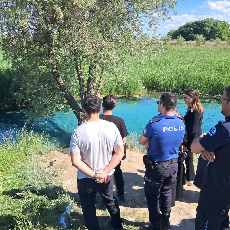 Sakarya Nehri'ne giren 18 ya��ndaki gen� bo�ularak can verdi