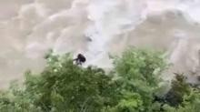 Artvin'de kahreden kaza! Nehre u�an ara�ta baba ve o�ul aran�yor