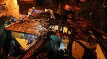 Gaziosmanpa�a'da korkutan yang�n! Alevler gecekondular� sard�