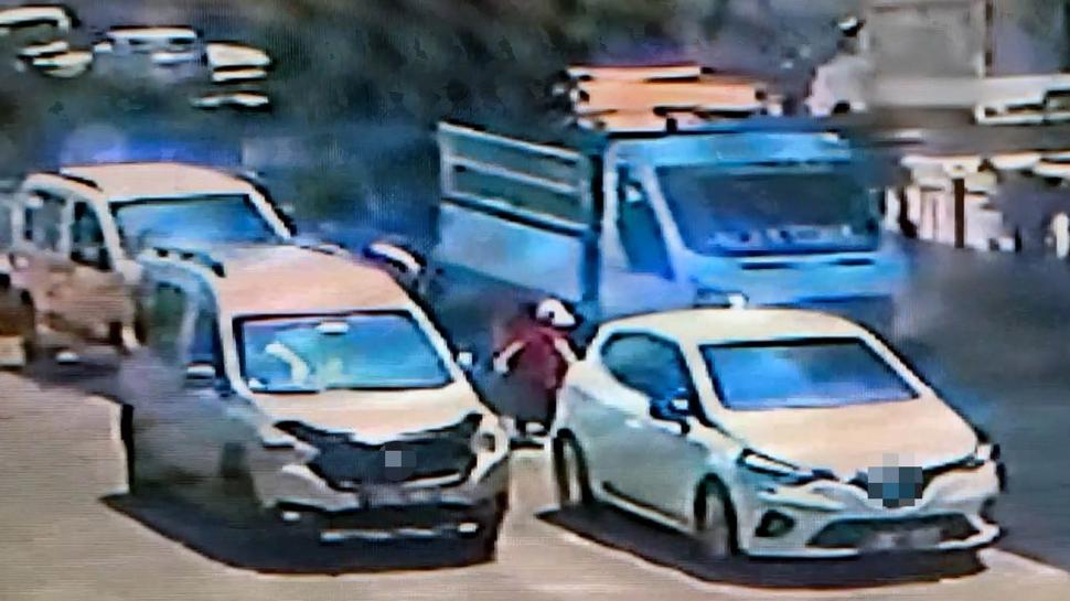Adana'da feci kaza: Kamyonet ve minibüs küçük çocuğu ezdi