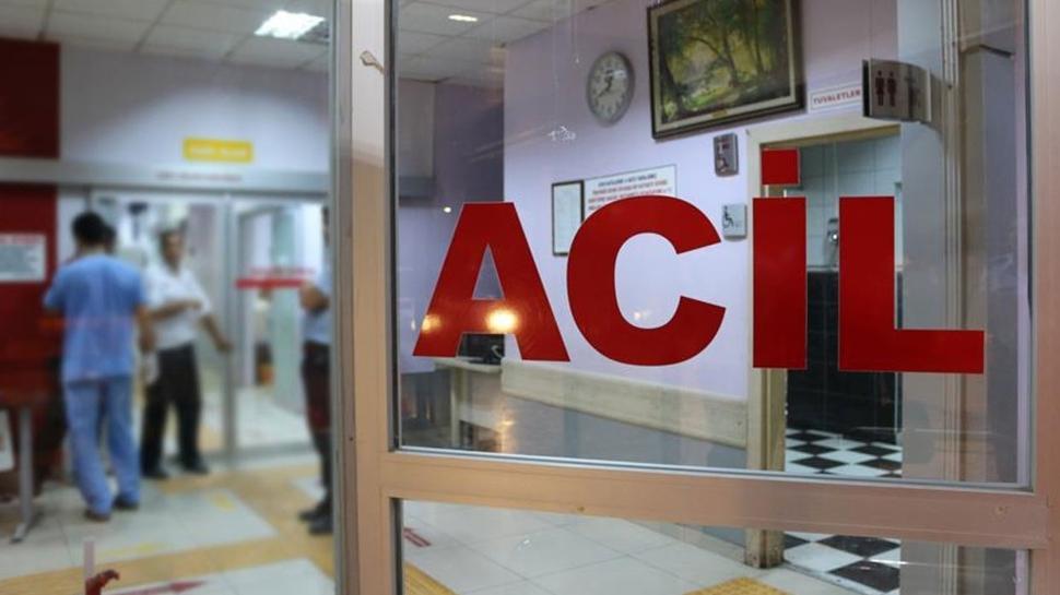 İzmir'de otomobil ağaca çarptı: Ölü ve yaralı var