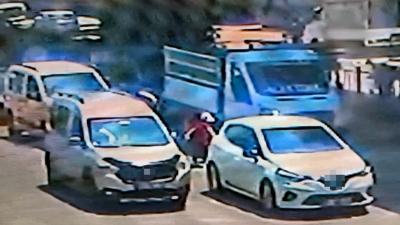 Adana'da feci kaza: Kamyonet ve minib�s k���k �ocu�u ezdi