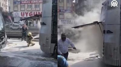 Avc�lar'da yang�n pani�i... Seyir halindeki metrob�s alev ald�