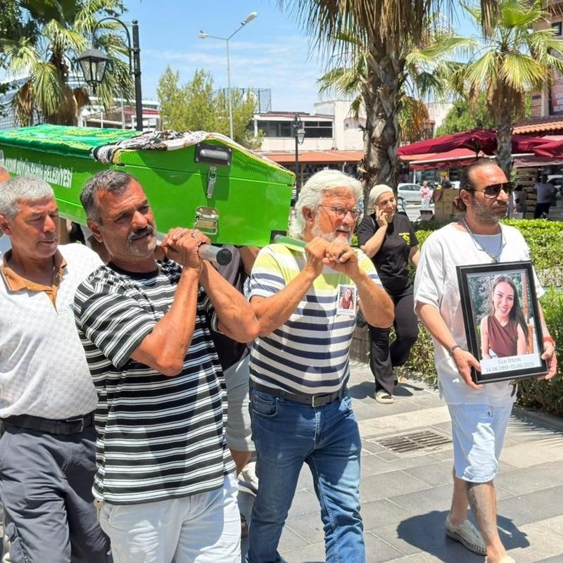 Ece �rtem'in cenazesi  Ku�adas� Han�m Camii'ne getirildi!