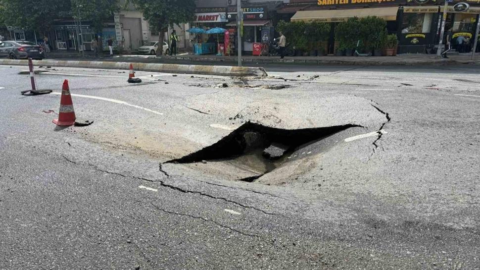 İSKİ hattı patladı, yol çöktü! Mahalleler susuz kaldı