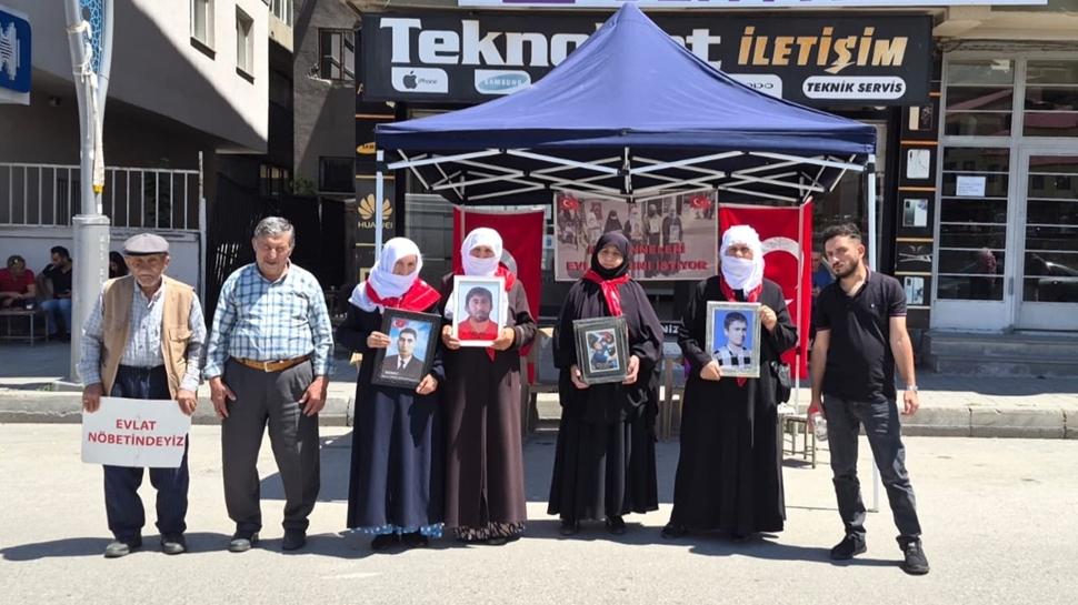 Muş'ta evlat nöbeti sürüyor: Annelerin gözü yaşlı, yüreği umutlu