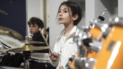 Bateri �ocuk Orkestras� ile �i�ekler a�t�r�yor