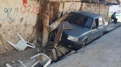 U�ak'ta ilgin� kaza:  Bankta otururken araba �arpt�