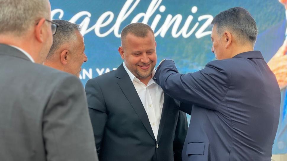 AK Parti'ye sürpriz katılım! CHP'li vekilin yeğeni rozet taktı