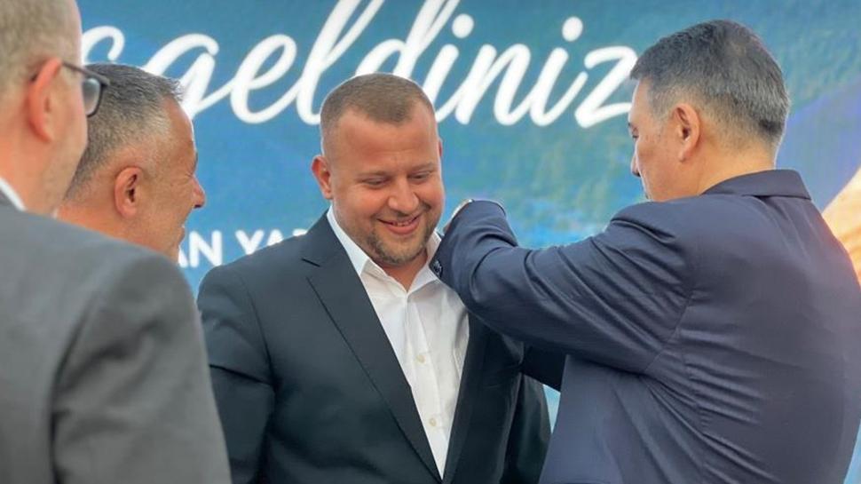 AK Parti'ye s�rpriz kat�l�m! CHP'li vekilin ye�eni rozet takt�