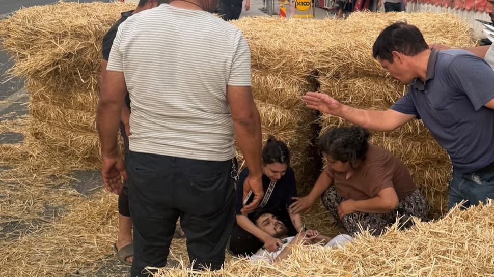 Aydın'da ilginç kaza: Saman balyalarının altında kalan kişi yaralandı