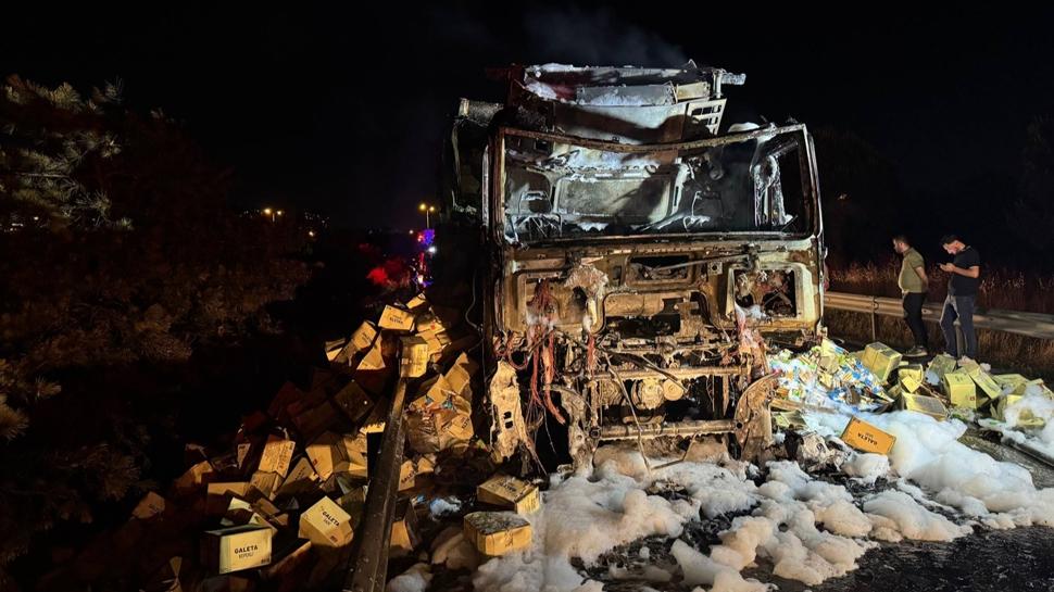 Esenyurt'ta yangın... Seyir halindeki tır alevlere teslim oldu