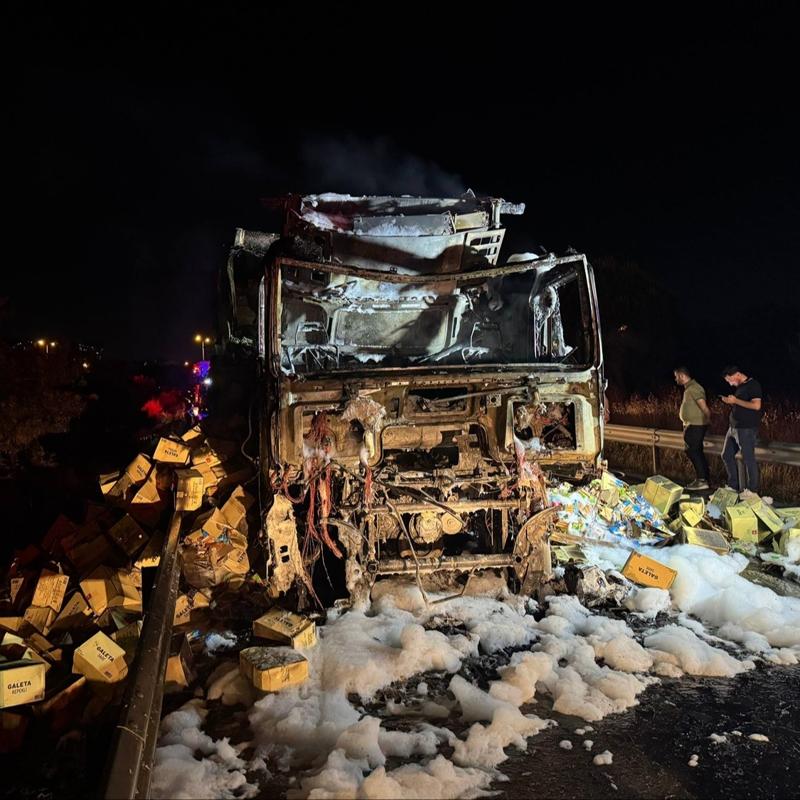 Esenyurt'ta yang�n... Seyir halindeki t�r alevlere teslim oldu