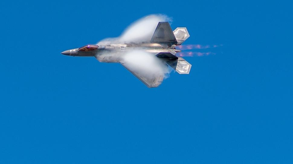 F-22 Raptor'lar sahaya indi! F-35'lerle kritik bulu�ma