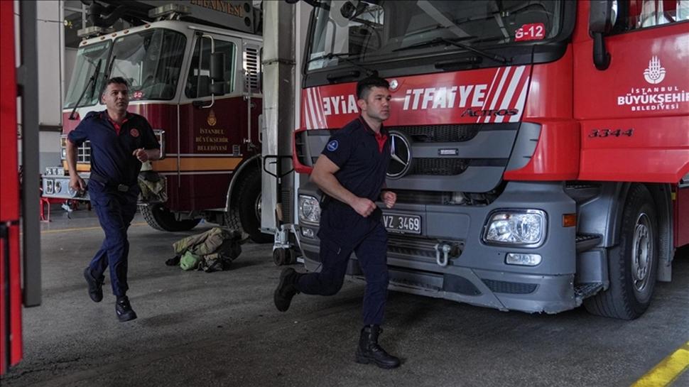 Fatih'te yangın paniği! Tamirhaneden yan binaya sıçradı
