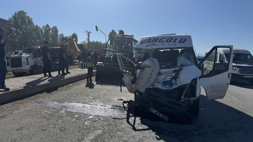 Kamyon ile minibüs çarpıştı: Ölü ve yaralılar var