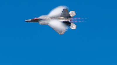 F-22 Raptor'lar sahaya indi! F-35'lerle kritik bulu�ma