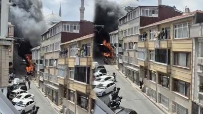 Fatih'te yang�n pani�i! Tamirhaneden yan binaya s��rad�
