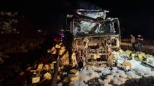 Esenyurt'ta yang�n... Seyir halindeki t�r alevlere teslim oldu