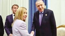 Tavsiyeye uydu sigaray� b�rakt�... Erdo�an Meloni'yi uyarm��t�
