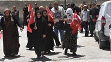 Van'da evlat n�beti kararl�l�kla s�r�yor! ''Evlad�m�z� istiyoruz''