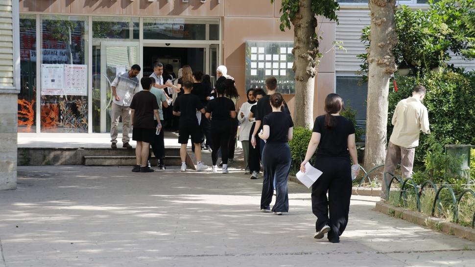Binlerce öğrenci ter döküyor! YKS'nin ilk oturumu başladı