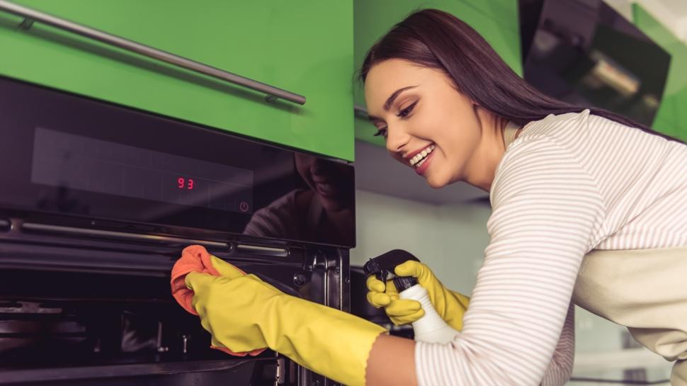 Fırında yağ lekesi bırakmıyor: 5 öneri ile cam gibi parlatın