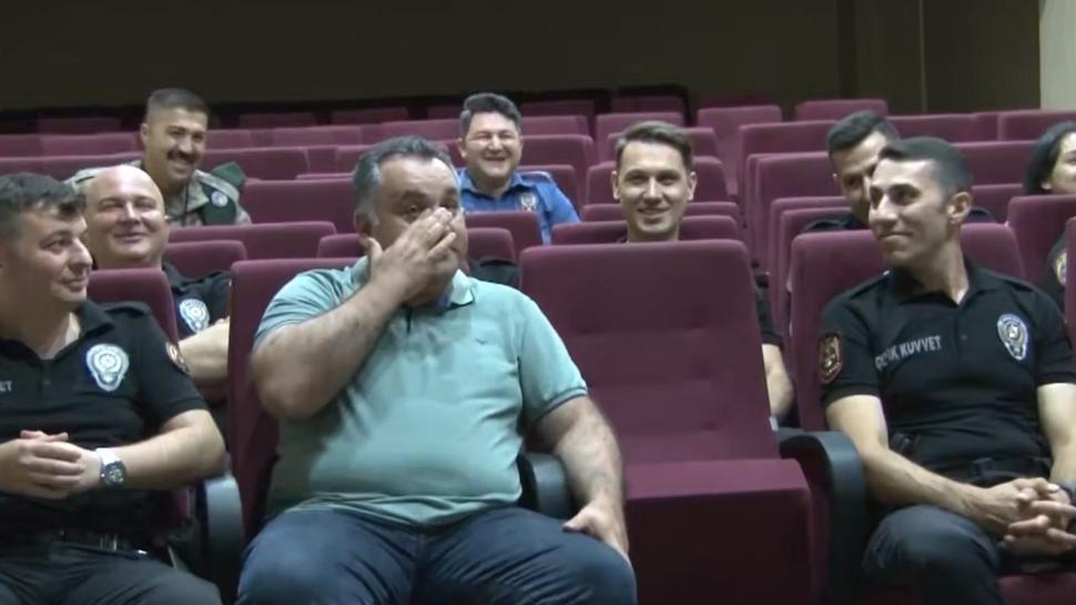 Polis babalarına çocuklarından duygu dolu sürpriz: Gözyaşlarını tutamadılar