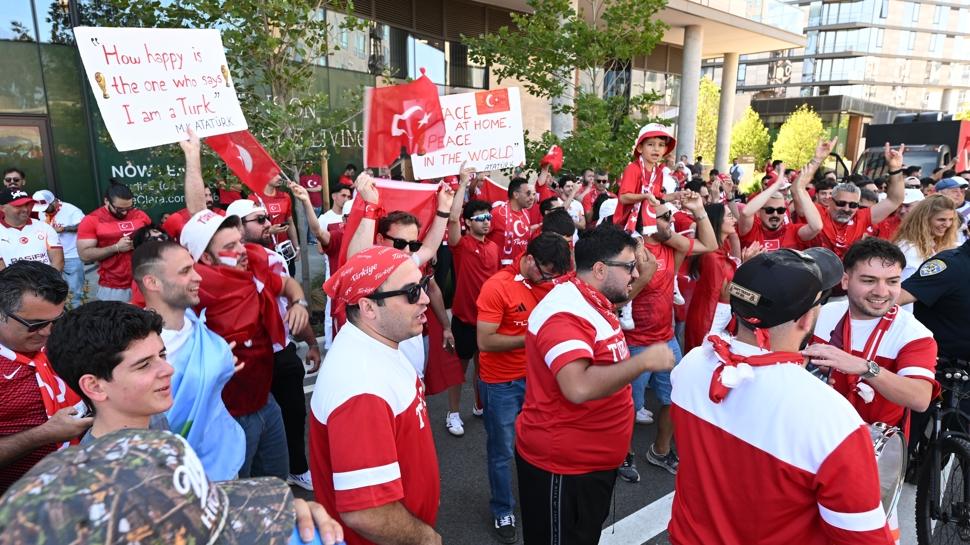 San Francisco'da Türk taraftarlar kuyruk oluşturdu