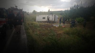 Isparta'da feci kaza: Minib�s �arampole yuvarland�, 4 ki�i hayat�n� kaybetti