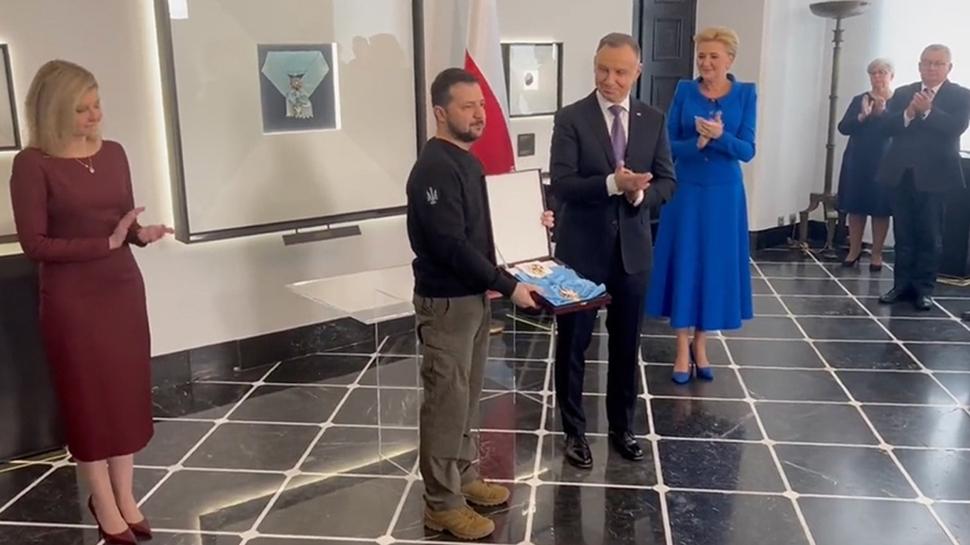 Tarihi olay krize neden oldu: Zelenski'ye verilen ni�an geri al�nd�
