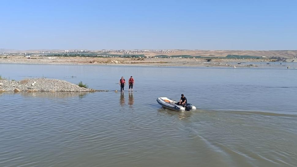 22 yaşındaki genç serinlemek için girdiği çayda hayatını kaybetti
