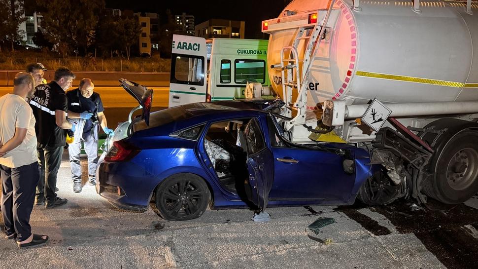 Adana'da feci kaza: Otomobil aaryakıt yüklü tankere çarptı, 2 çocuk yaralandı