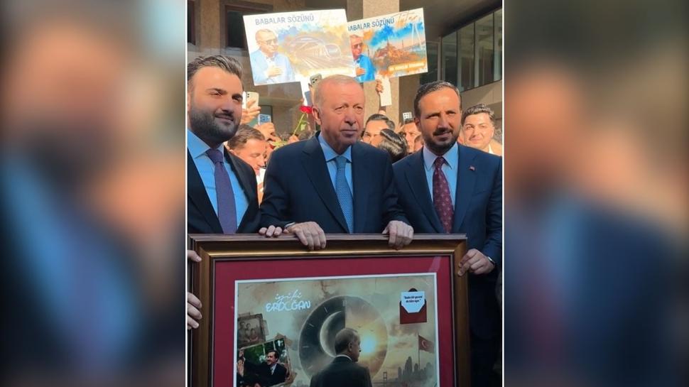 Başkan Erdoğan'a Babalar Günü sürprizi! Gençlerden tablo hediyesi