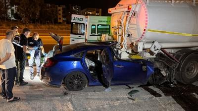 Adana'da feci kaza: Otomobil akaryak�t y�kl� tankere �arpt�, 2 �ocuk yaraland�